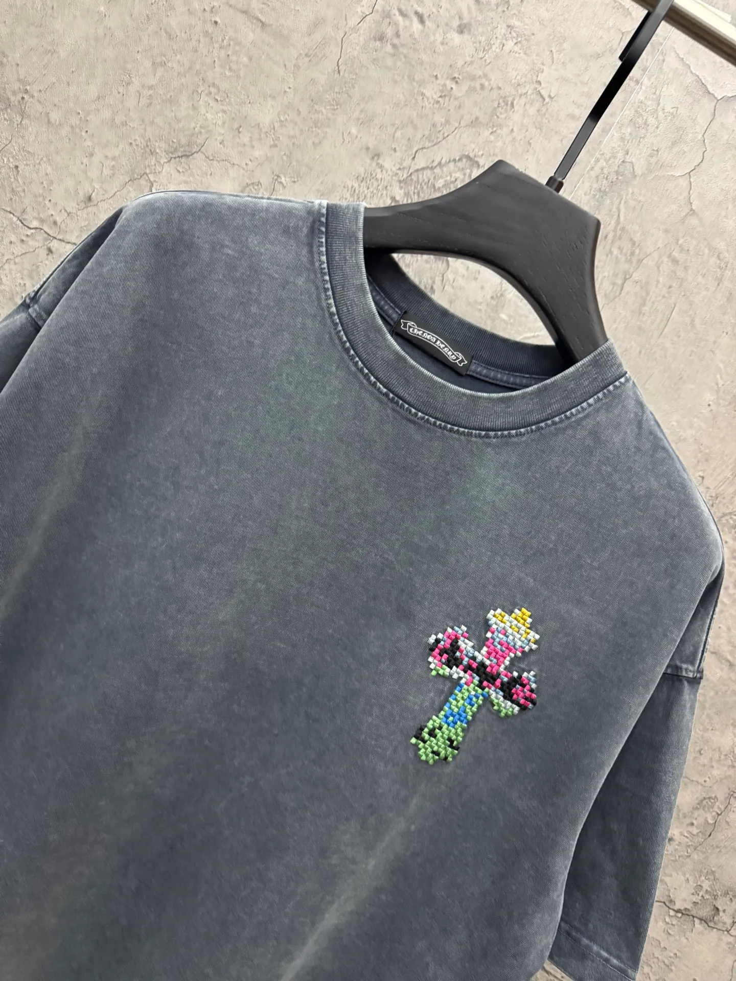 P220 top version, real shot without P, ​​different from market currency) 𝗖𝗵𝗿𝗼𝗺𝗲 𝗛𝗲𝗮𝗿𝘁𝘀/Chloe Heart 2026 Spring New Original Single Counter American Washed Patch Embroidered Couple Short Sleeves 👑The highest version! Customized fabric 320 grams, washed and fried. Best-selling model at the counter. Very comfortable to wear. Accessories: Original molded and authenticated collar label➕100% silk wash label. Genuine purchase-grade original hangtag➕matching hanging rope➕3D hanging beads➕original packaging bag. Craftsmanship: The original version has consistent wiring! The highest version of the armhole matching technique! Color: Black Gray Size: S M L XL Style No.: 6604